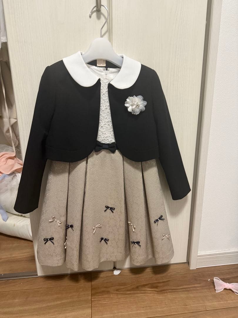 フォーマルドレス 白いドレスとカーディガン