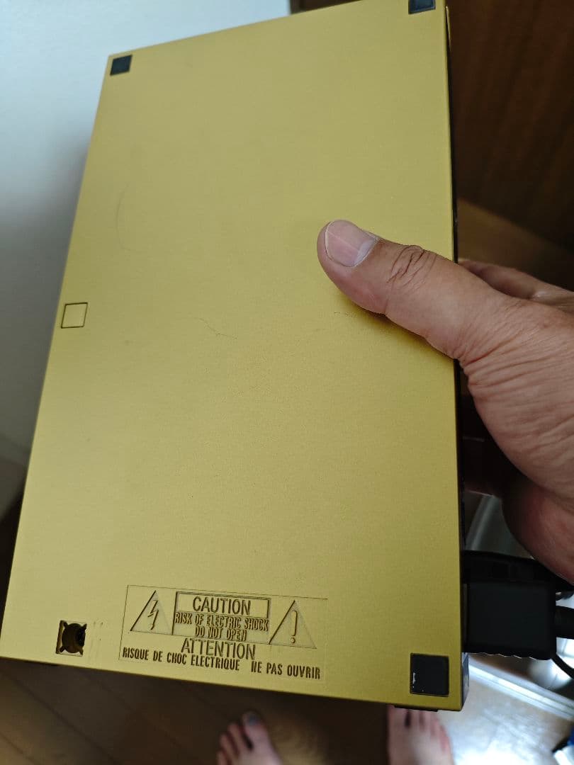 PlayStation 2 ゴールド百式モデル本体とコントローラー