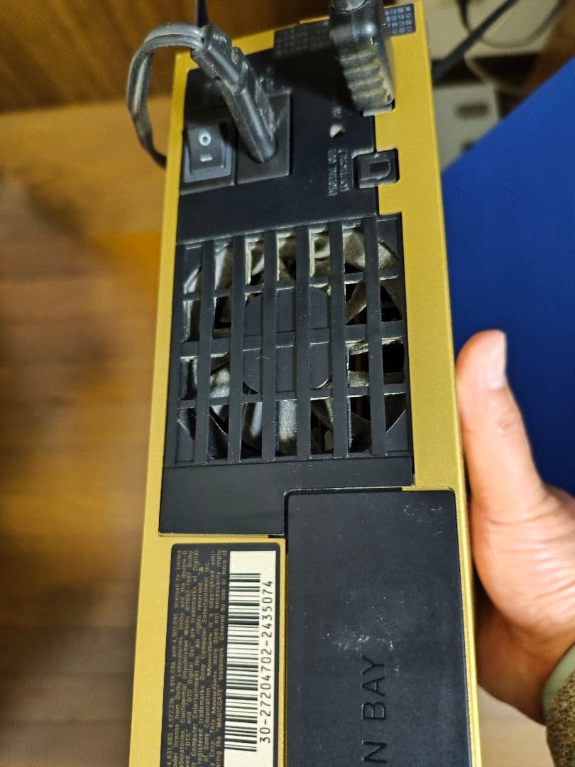 PlayStation 2 ゴールド百式モデル本体とコントローラー