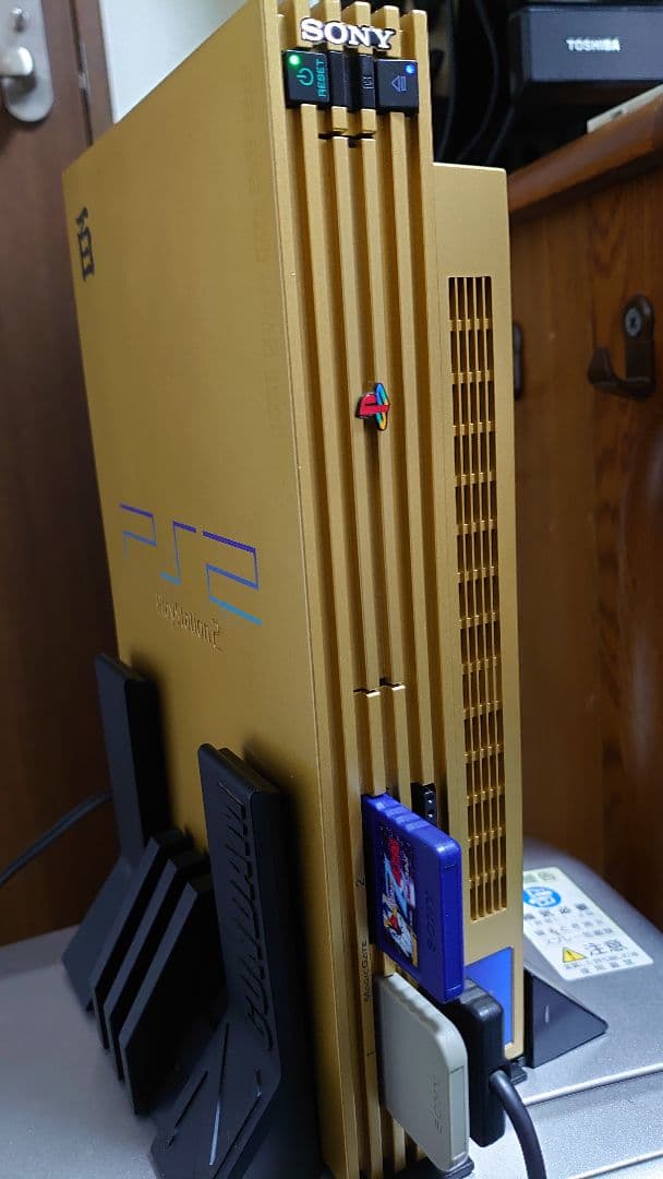 PlayStation 2 ゴールド百式モデル本体とコントローラー