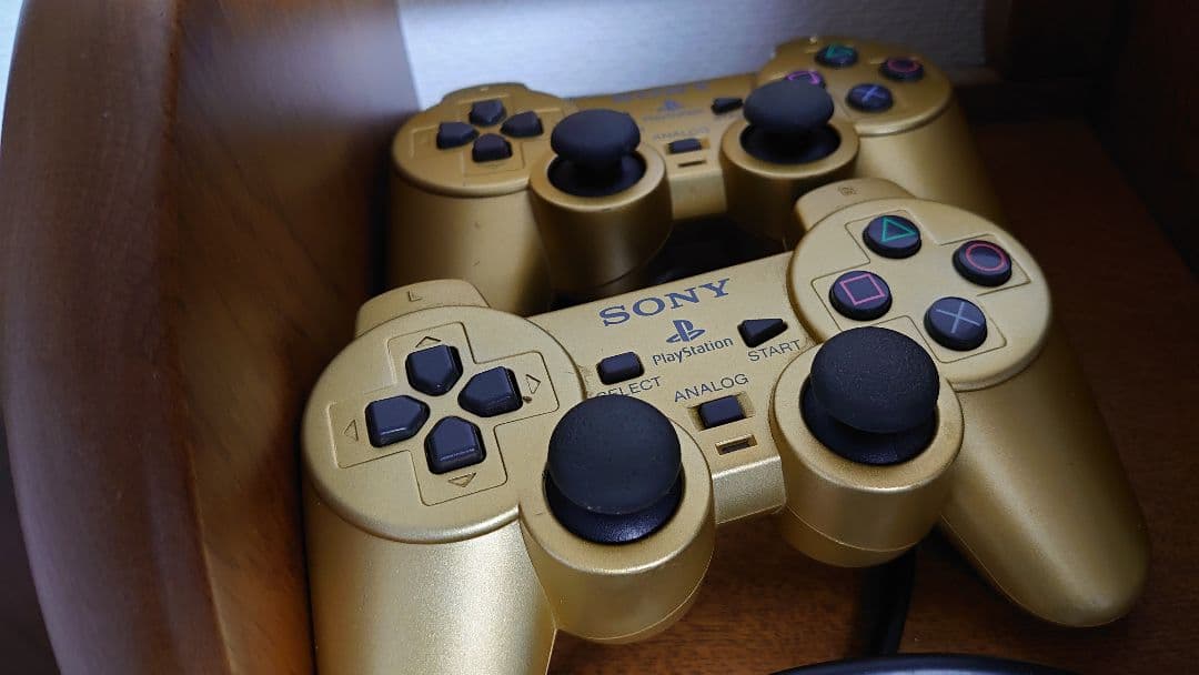 PlayStation 2 ゴールド百式モデル本体とコントローラー