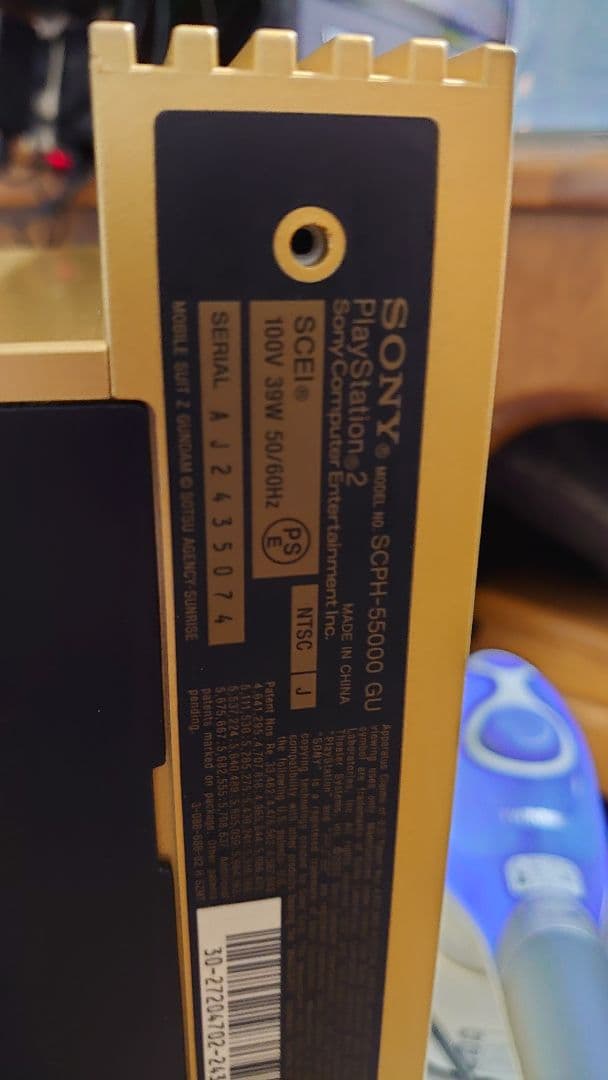 PlayStation 2 ゴールド百式モデル本体とコントローラー