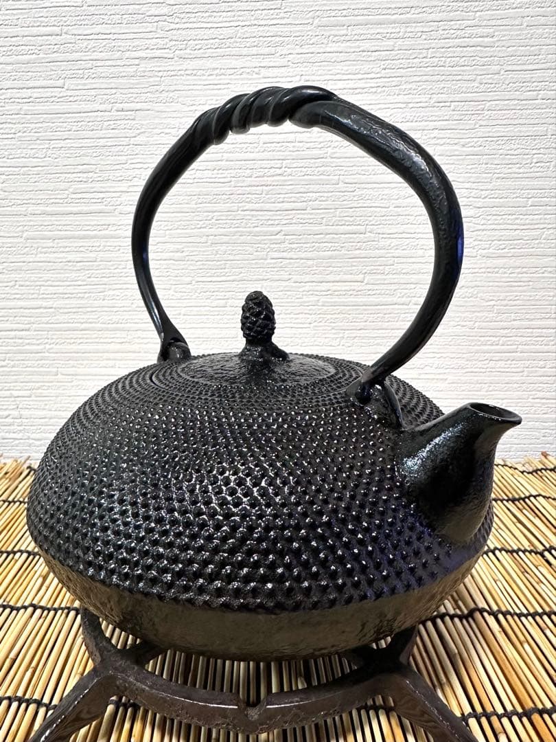 未使用品　南部及春鋳造　名工金秀造　捻鉉算盤形アラレ南部鉄瓶　南部鉄器　鉄瓶