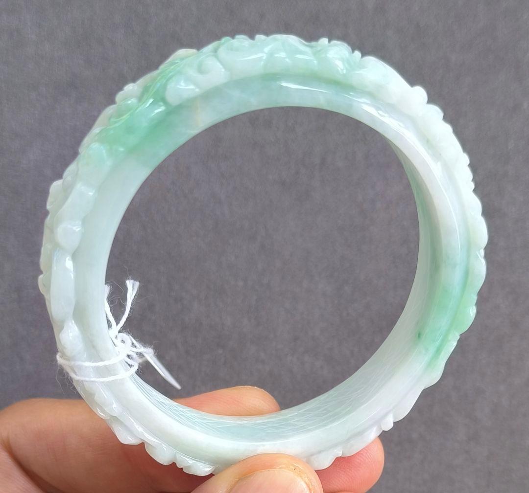 【日本鑑別書:訳有】ミャンマー産本翡翠の彫刻バングル（内径56ミリ強）8623