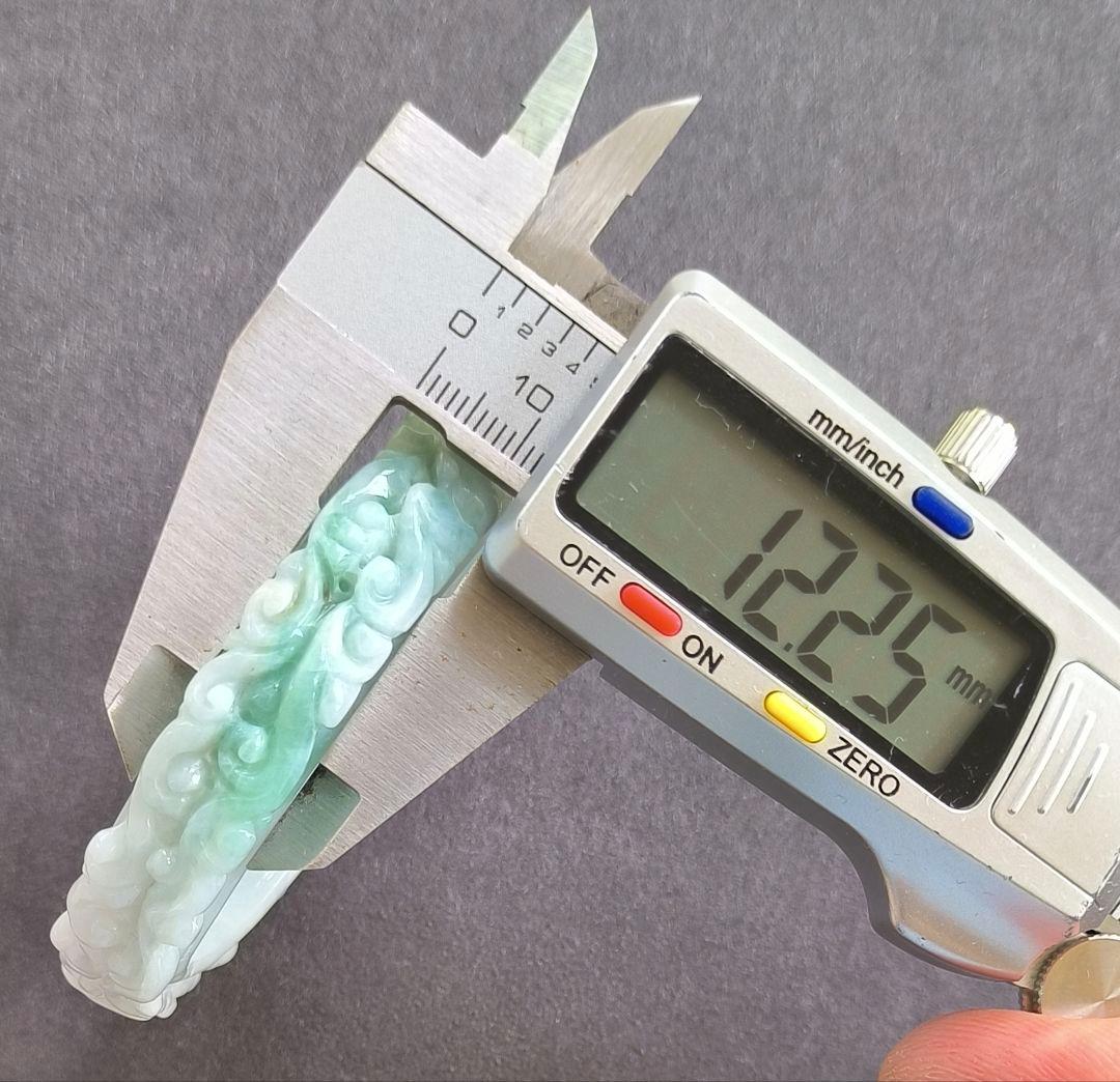 【日本鑑別書:訳有】ミャンマー産本翡翠の彫刻バングル（内径56ミリ強）8623