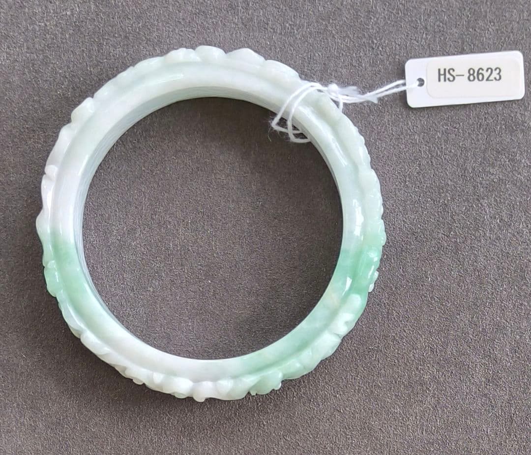 【日本鑑別書:訳有】ミャンマー産本翡翠の彫刻バングル（内径56ミリ強）8623