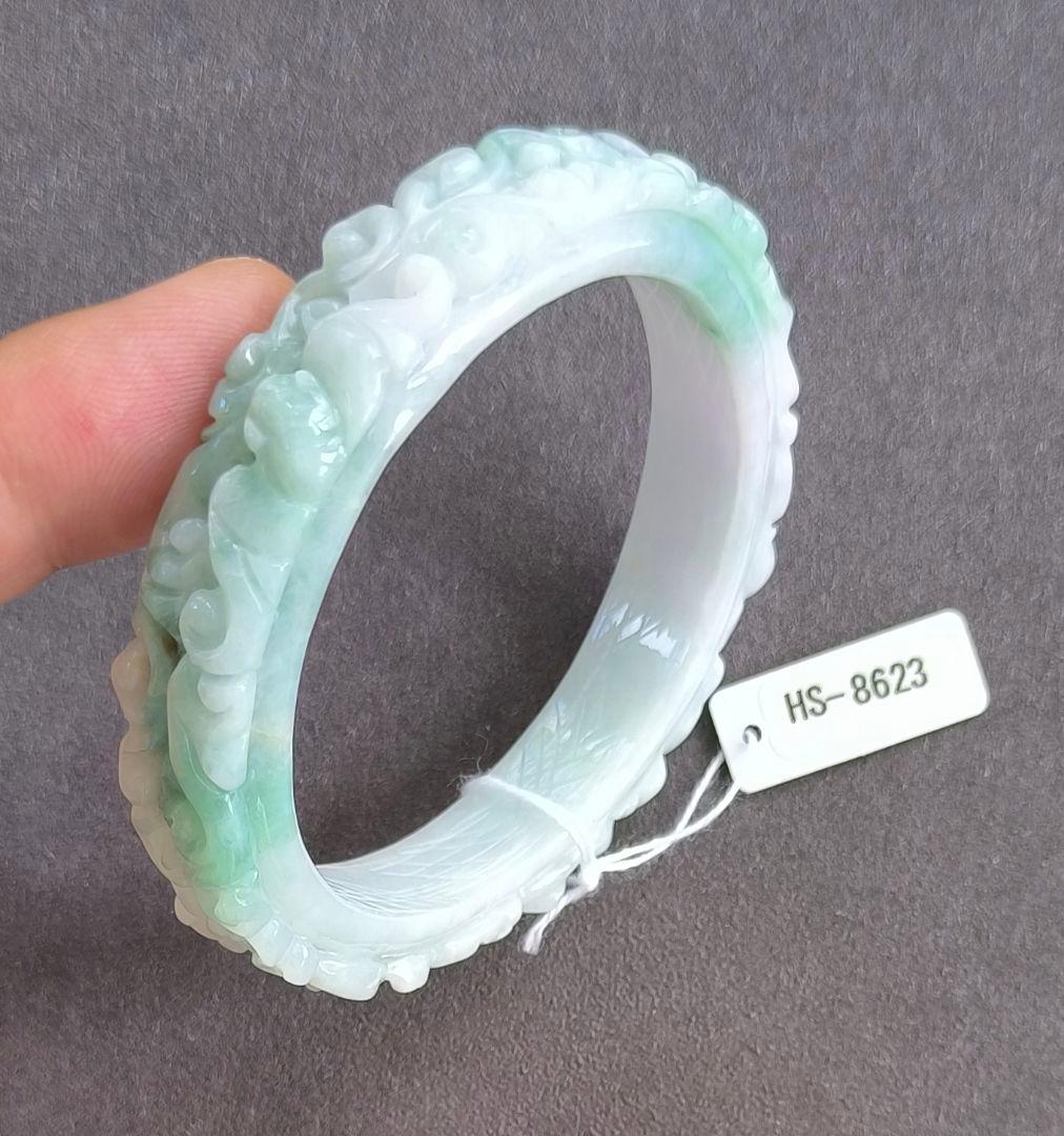 【日本鑑別書:訳有】ミャンマー産本翡翠の彫刻バングル（内径56ミリ強）8623