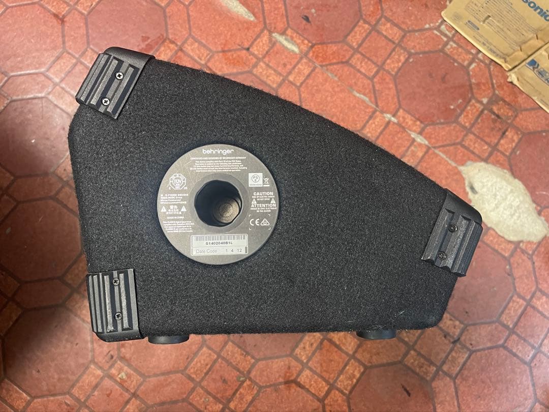 behringer　モニタースピーカー　EUROLIVE F1220D