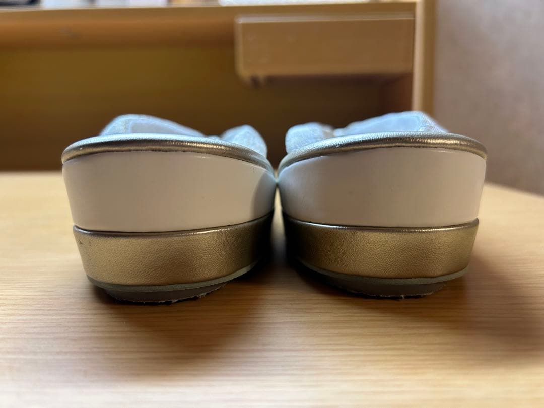 ホワイト、ゴールド、シルバー刺繍デザインバッグと草履のセット