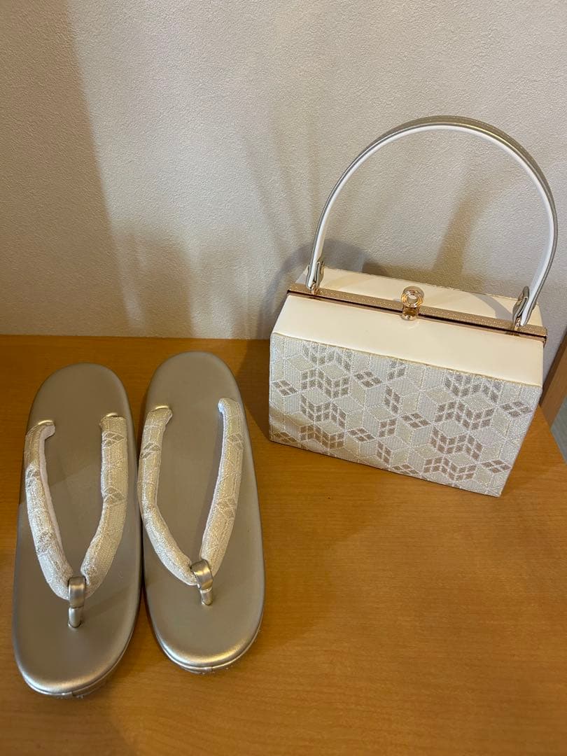 ホワイト、ゴールド、シルバー刺繍デザインバッグと草履のセット