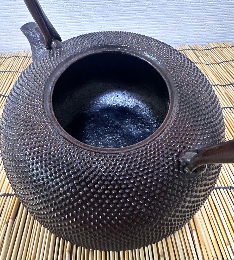 未使用品、供箱付　南部喜州 (及川 喜徳)造　鍛治打袋鉉　１８型　南部鉄瓶