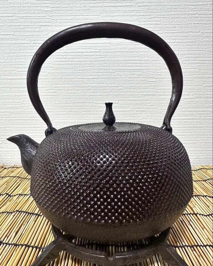 未使用品、供箱付　南部喜州 (及川 喜徳)造　鍛治打袋鉉　１８型　南部鉄瓶