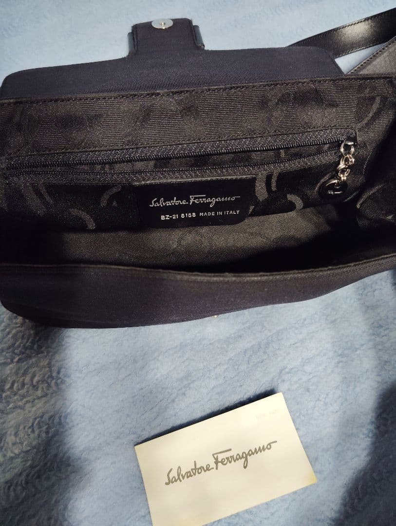 Salvatore Ferragamo ショルダーバッグ ブラック【美品】