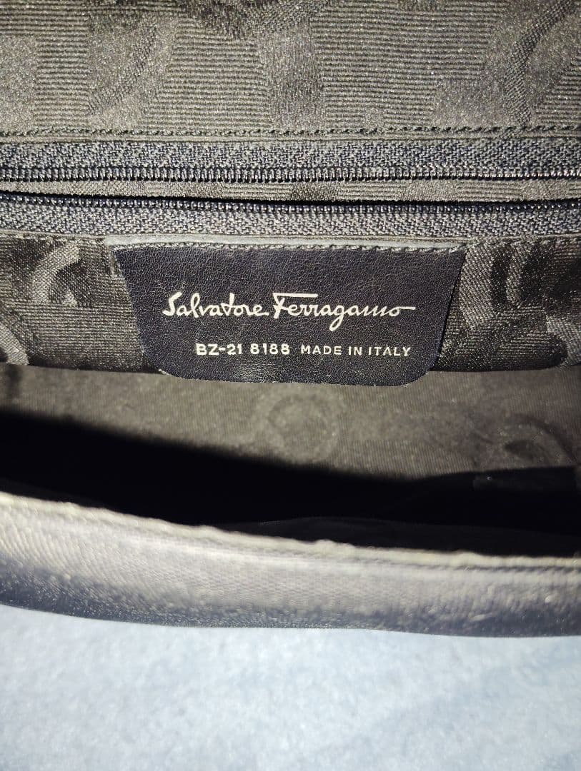 Salvatore Ferragamo ショルダーバッグ ブラック【美品】