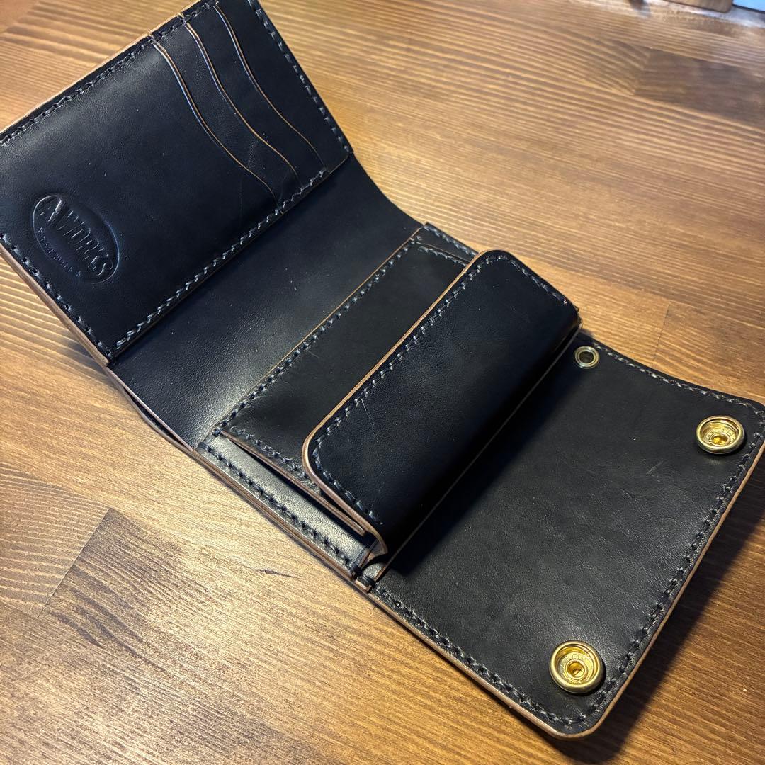 三つ折りミドルトラッカーウォレット　マリアムホースバット　丘染めブラック　茶芯