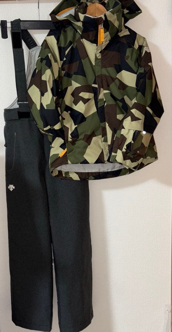 超美品　DESCENTE ヒートナビ 子供用スキーウェア 上下セット 130