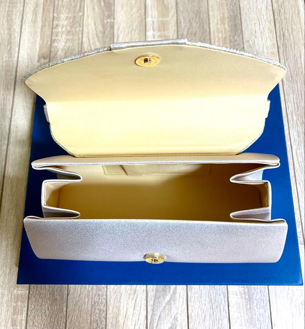 アイボリー に光沢がある花柄刺繍 ハンドバッグと草履セット