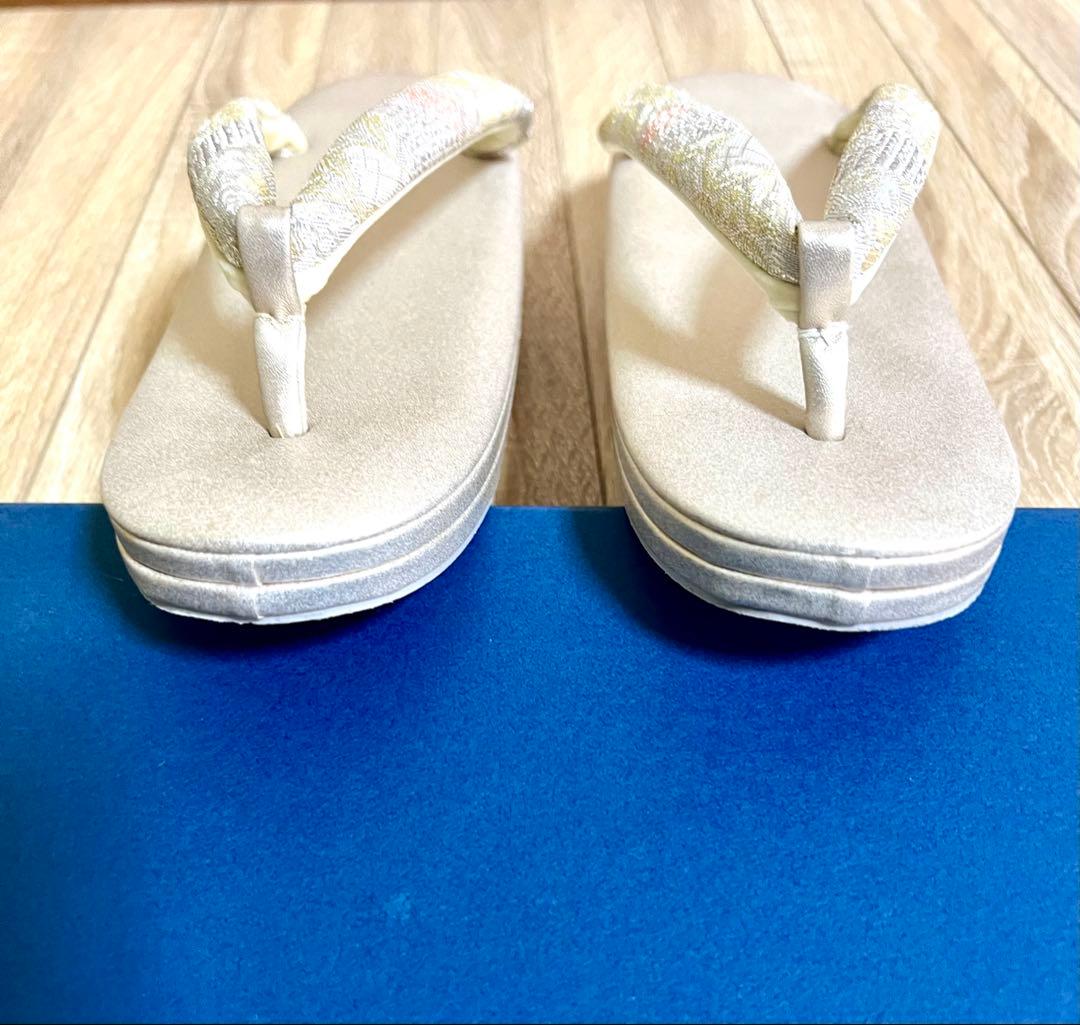 アイボリー に光沢がある花柄刺繍 ハンドバッグと草履セット