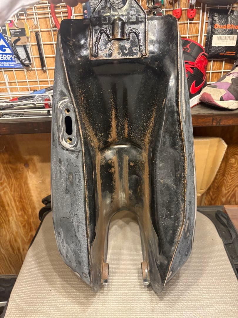 バイク用タンク 修理中 未塗装