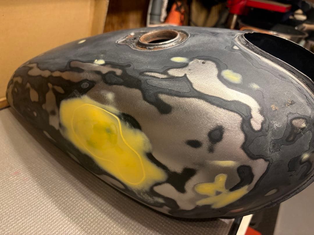 バイク用タンク 修理中 未塗装
