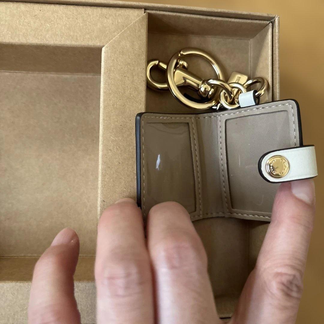 未使用品 コーチ 2つ折り財布& ピクチャーフレームバッグチャーム 箱付き