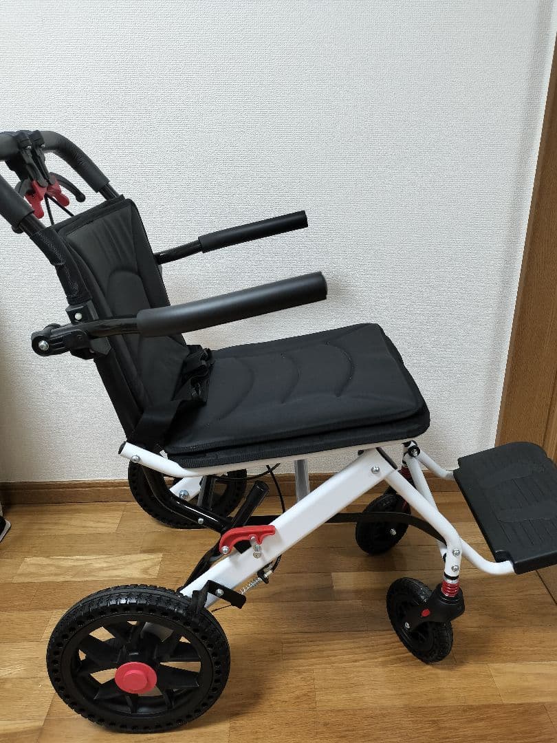 黒い介助用車椅子 折りたたみ式