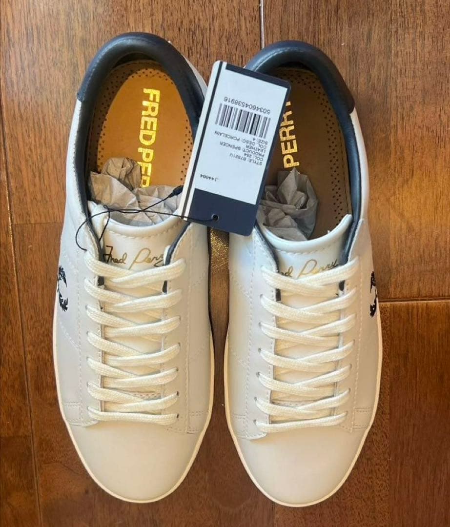 【新品】FRED PERRY ホワイトスニーカーサイズ4