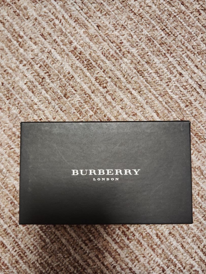 BURBERRY ブラック レザー キーケース