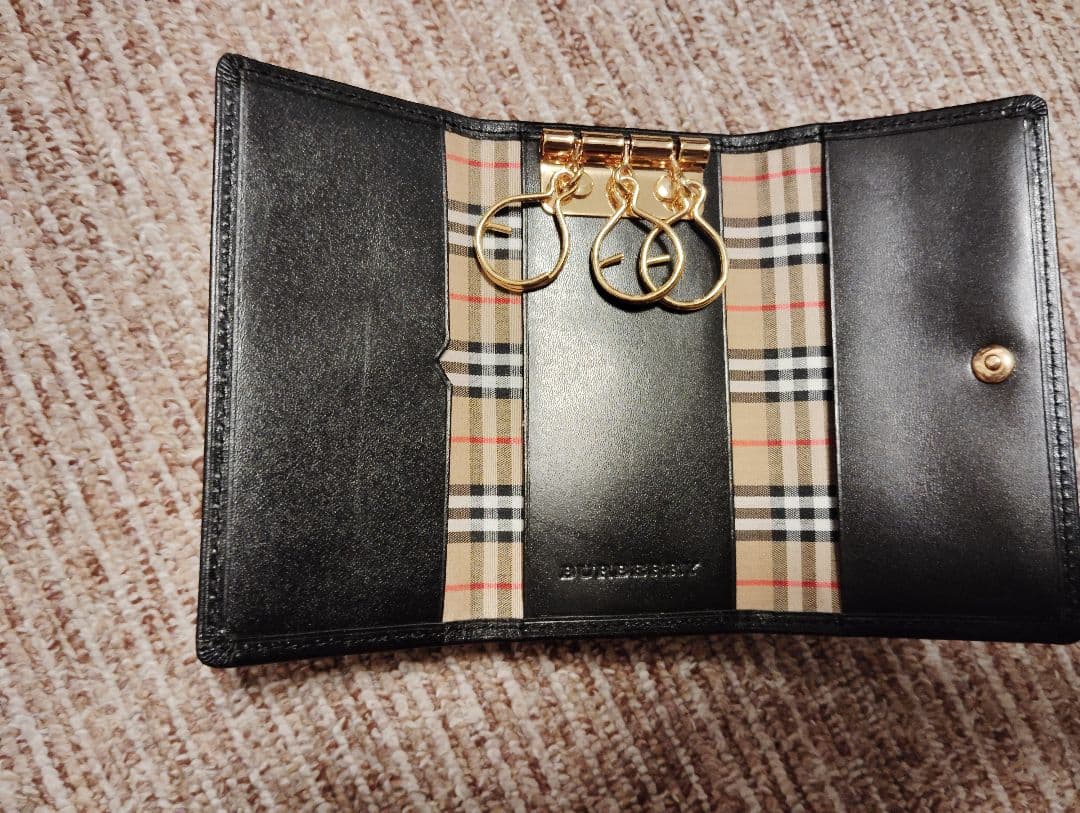 BURBERRY ブラック レザー キーケース