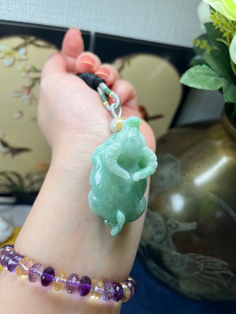 デカい❣️天然本翡翠　健康、やる気満々、濃い目満陽緑翡翠の丑牛干支　鑑定書付き