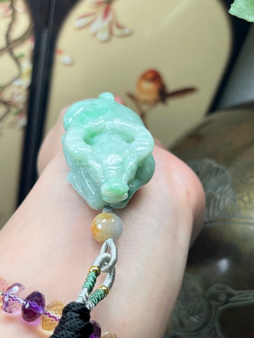 デカい❣️天然本翡翠　健康、やる気満々、濃い目満陽緑翡翠の丑牛干支　鑑定書付き