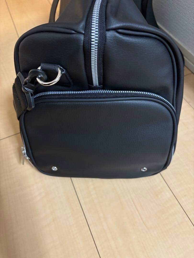 美品　合成皮革　adidas ボストンバッグ