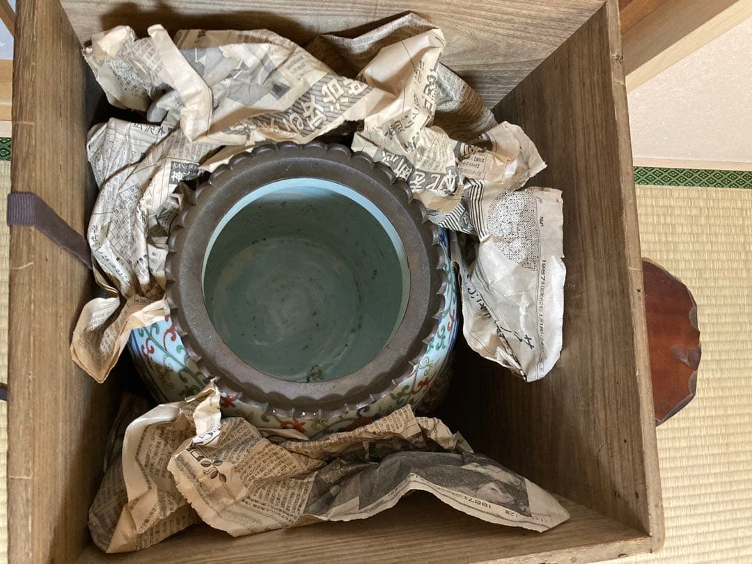 伝世品　中国明時代五彩人文壺　高さ37.8cm