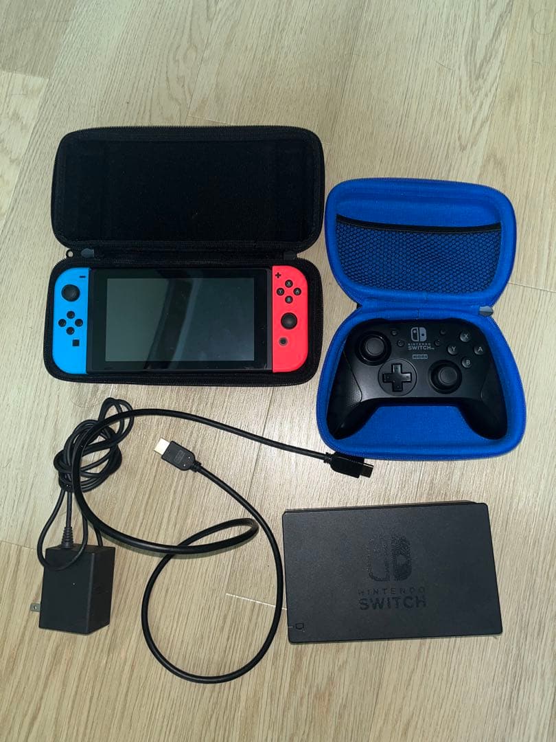 ニンテンドースイッチ(美品)とコントローラー、ケースなどの特典付き