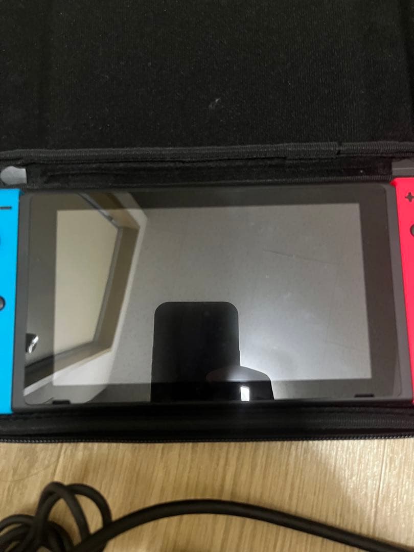 ニンテンドースイッチ(美品)とコントローラー、ケースなどの特典付き