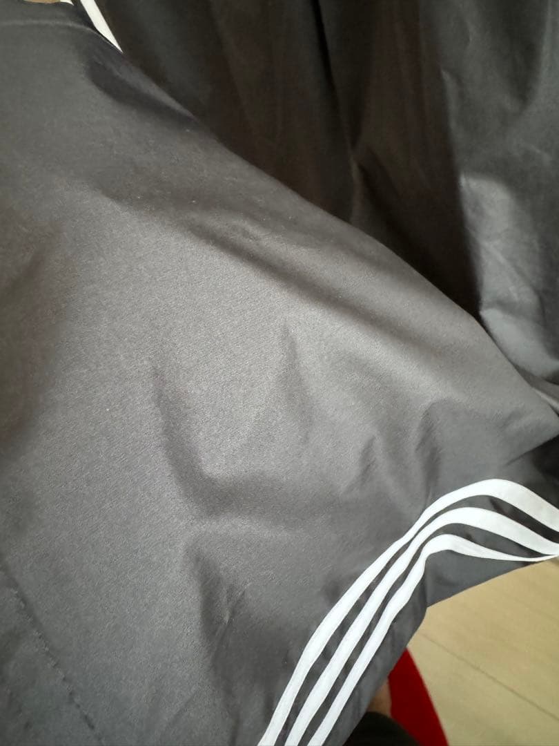 adidas スリーストライプ　ナイロンワイドパンツ