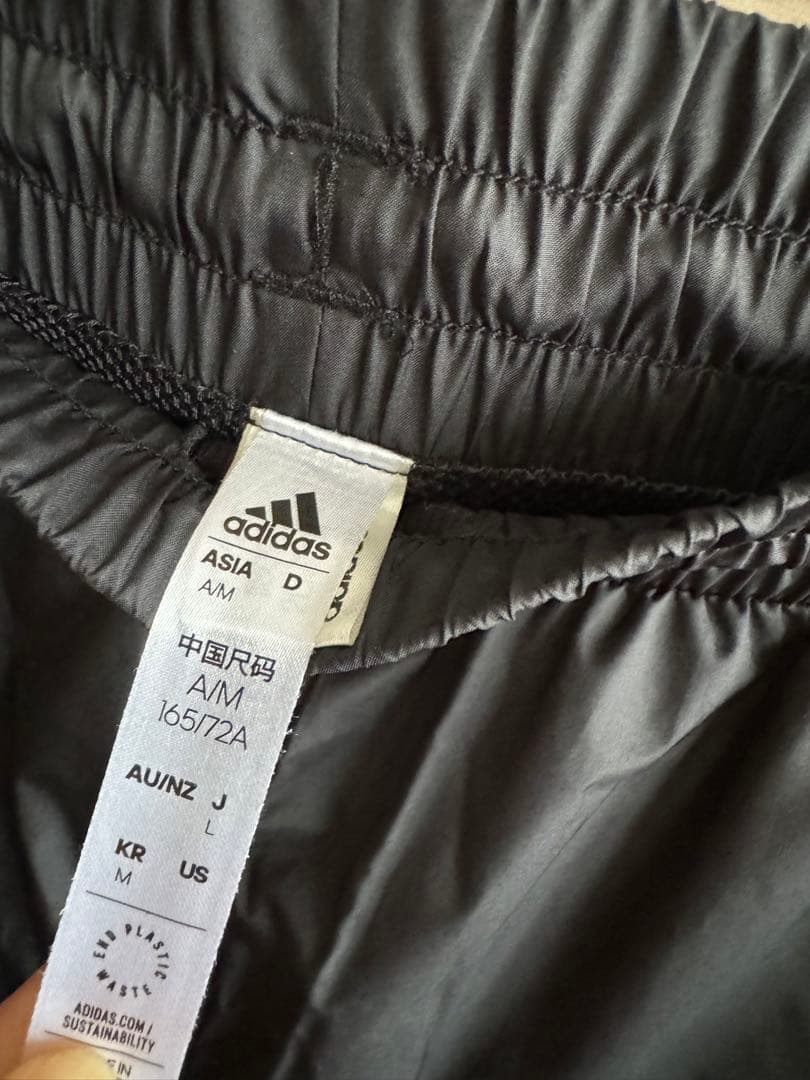 adidas スリーストライプ　ナイロンワイドパンツ