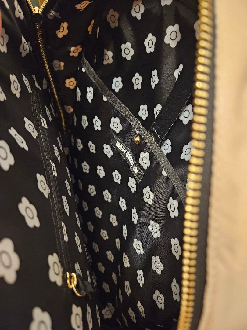 マリークヮントビジネスバッグ ベージュ 花のロゴ ゴールドジッパー