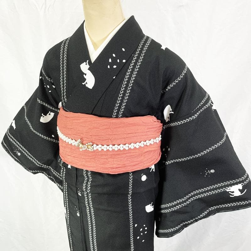 601mk78△洗える着物 小紋 しつけ糸付き 猫 肉球 花 黒△美品