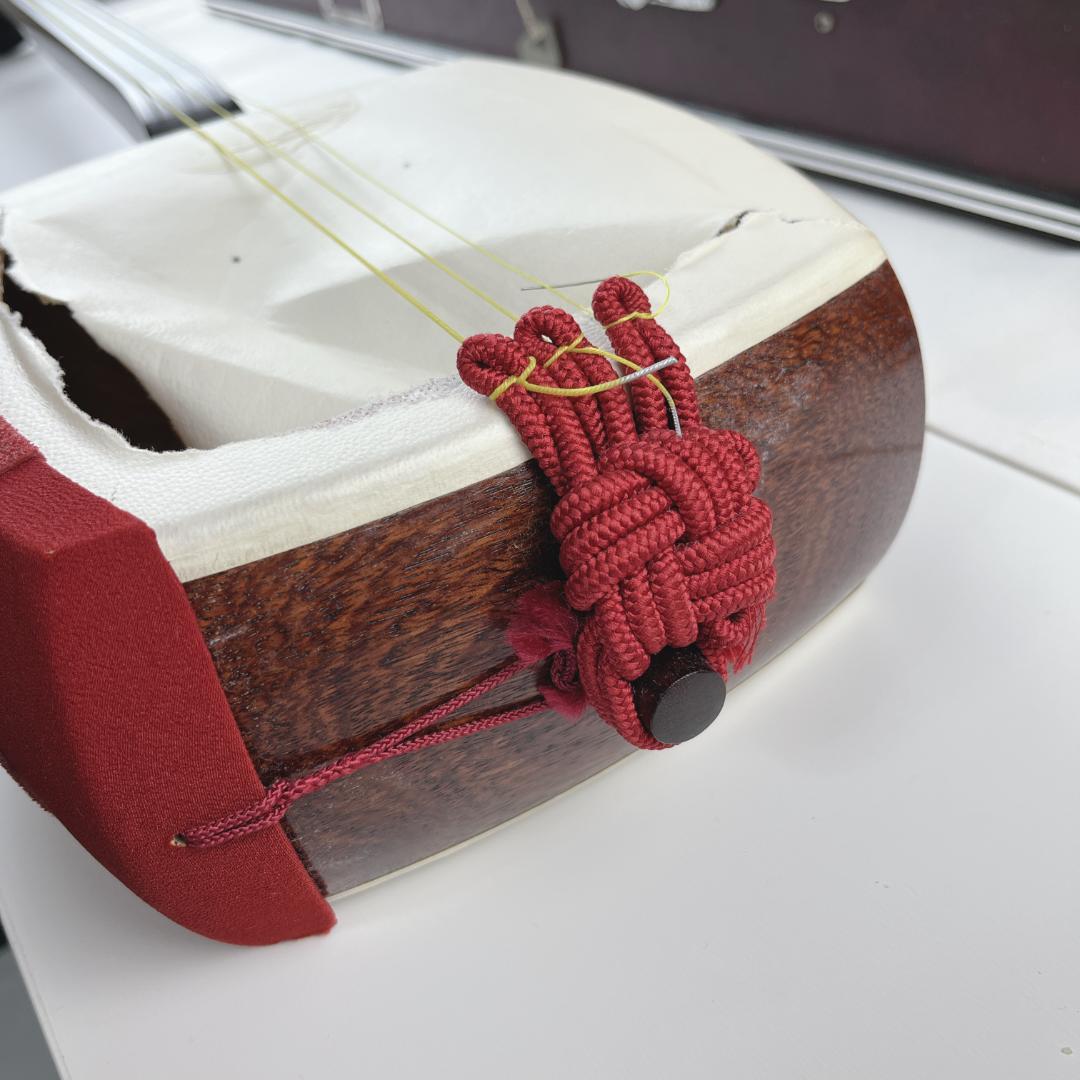 美品☘️ 三味線　紅木　トチ入り　中棹　約2.6cm　東さわり　ハードケース付