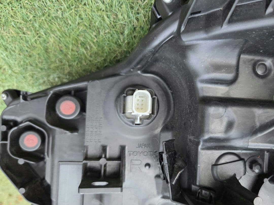 桐哲　プリウス60　右ヘッドライト　MXWH60