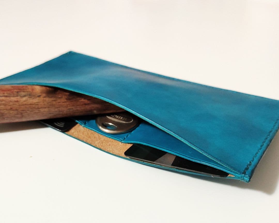 手染め手縫いのスマートウォレット　ターコイズブルー　革　長財布