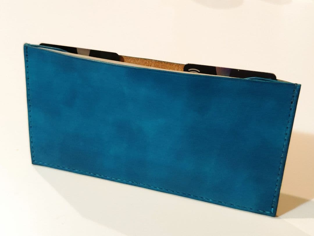 手染め手縫いのスマートウォレット　ターコイズブルー　革　長財布