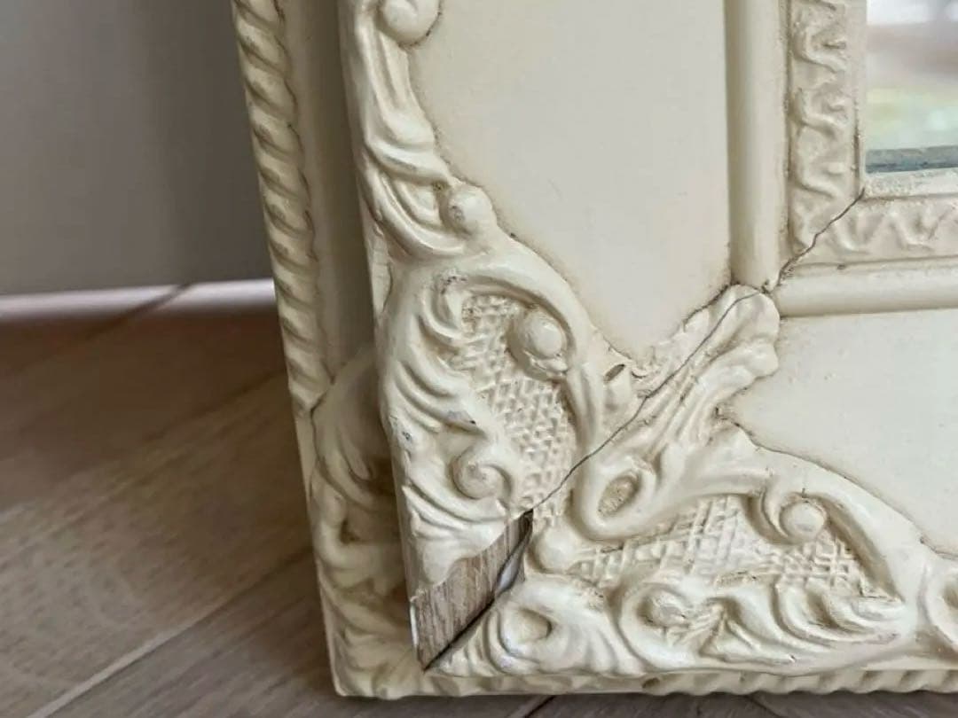 アンティークアイボリーが素敵な、ウォールミラー