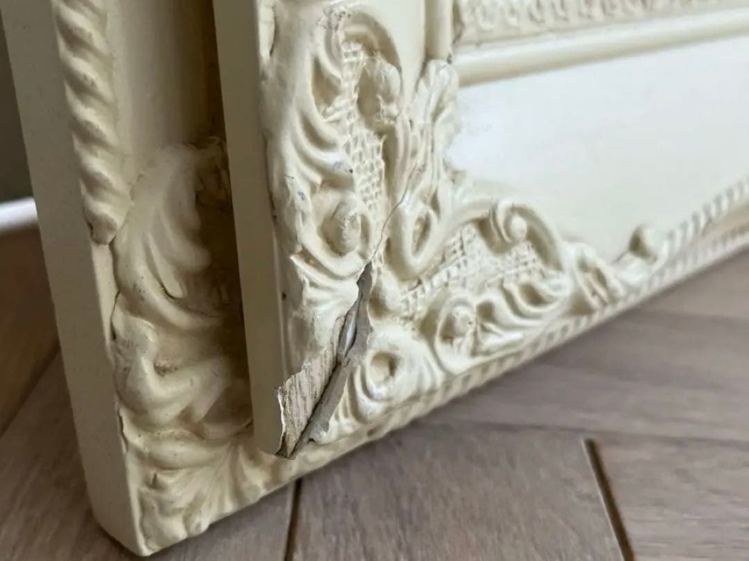 アンティークアイボリーが素敵な、ウォールミラー