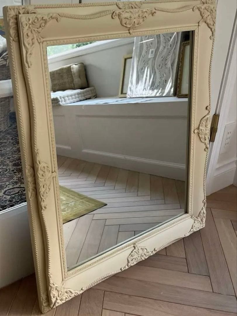 アンティークアイボリーが素敵な、ウォールミラー