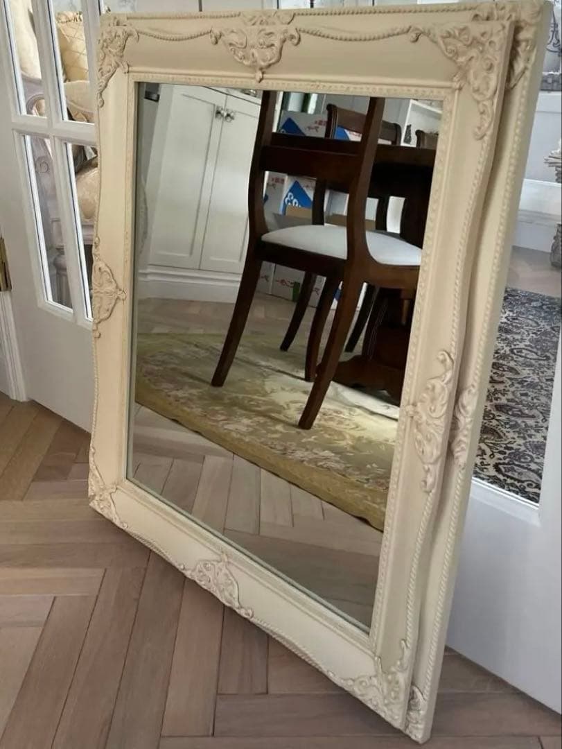 アンティークアイボリーが素敵な、ウォールミラー