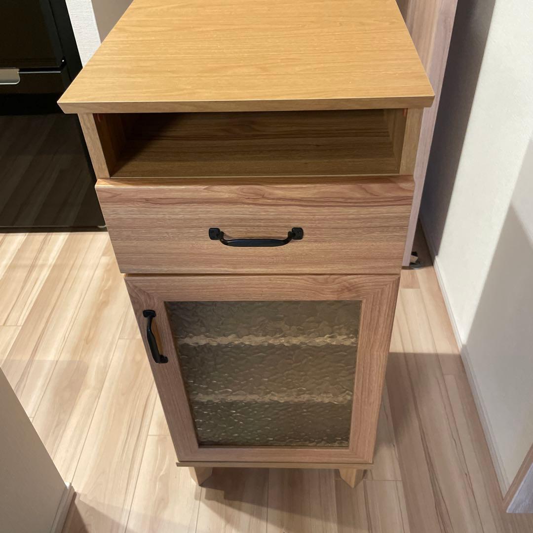 北欧家具　木製食器棚 引き出しとガラス扉付き　たのめる便