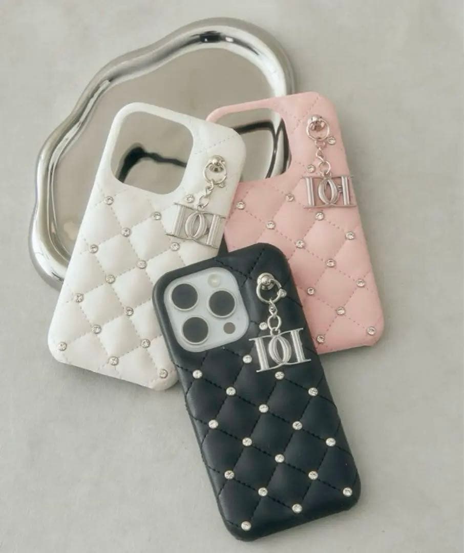 ダーリッチ キルティングビジューDDチャームiPhoneケース 16pro