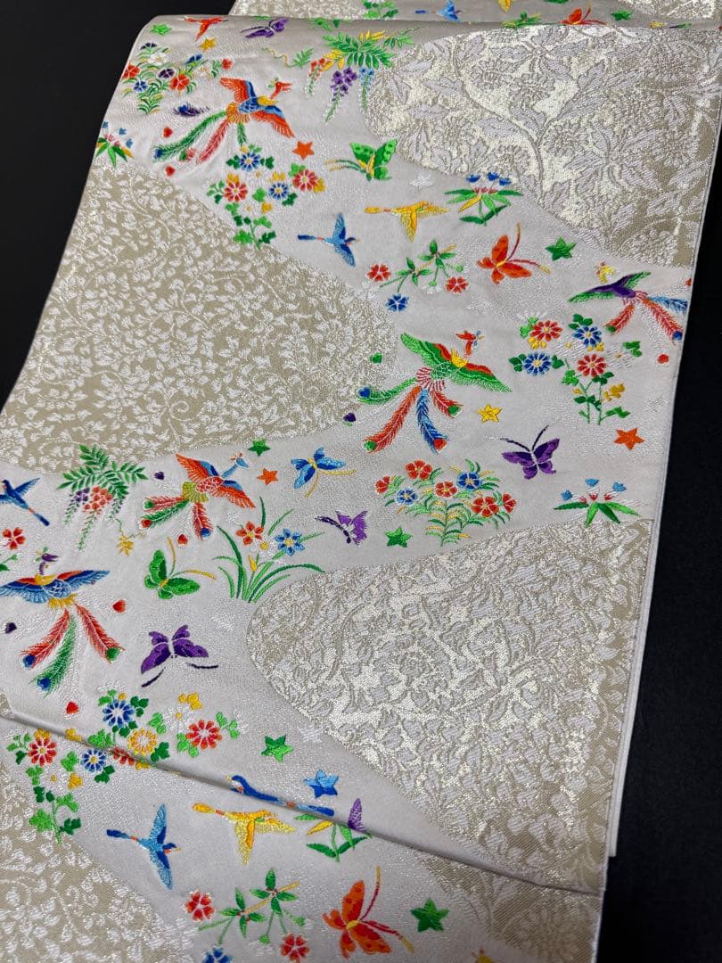 【銘品美品】西陣老舗機元「植山茂八織物」白地 唐織刺繍 紋織「花喰い鳥文図」